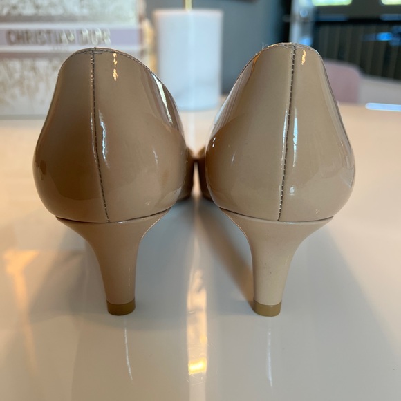 Stuart Wietzman Kitten Pump - Picture 3 of 5